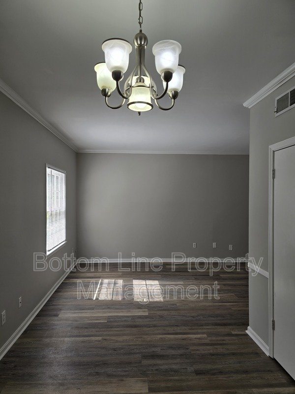 Renovated 2BR Townhome in Quail Hollow – Screened Patio + water and cable Included property image