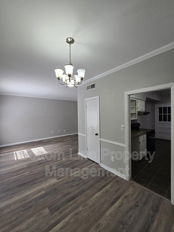 Renovated 2BR Townhome in Quail Hollow – Screened Patio + water and cable Included property image