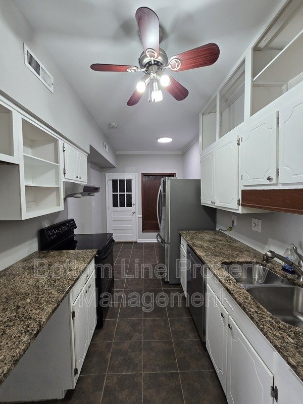 Renovated 2BR Townhome in Quail Hollow – Screened Patio + water and cable Included property image