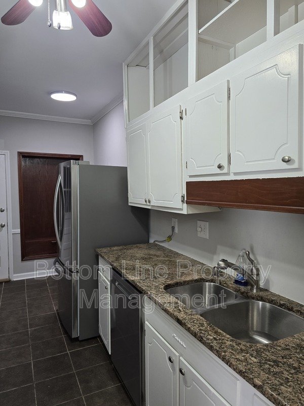 Renovated 2BR Townhome in Quail Hollow – Screened Patio + water and cable Included property image