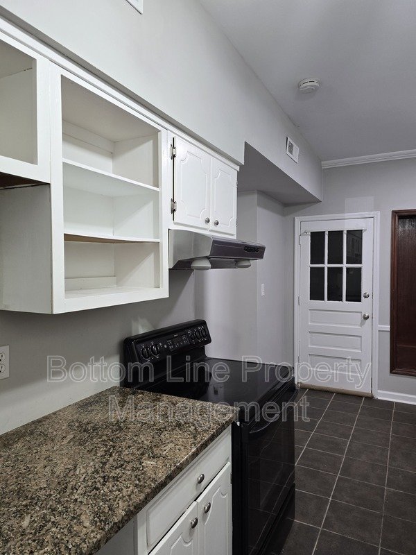 Renovated 2BR Townhome in Quail Hollow – Screened Patio + water and cable Included property image