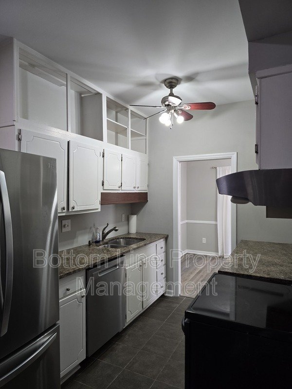 Renovated 2BR Townhome in Quail Hollow – Screened Patio + water and cable Included property image