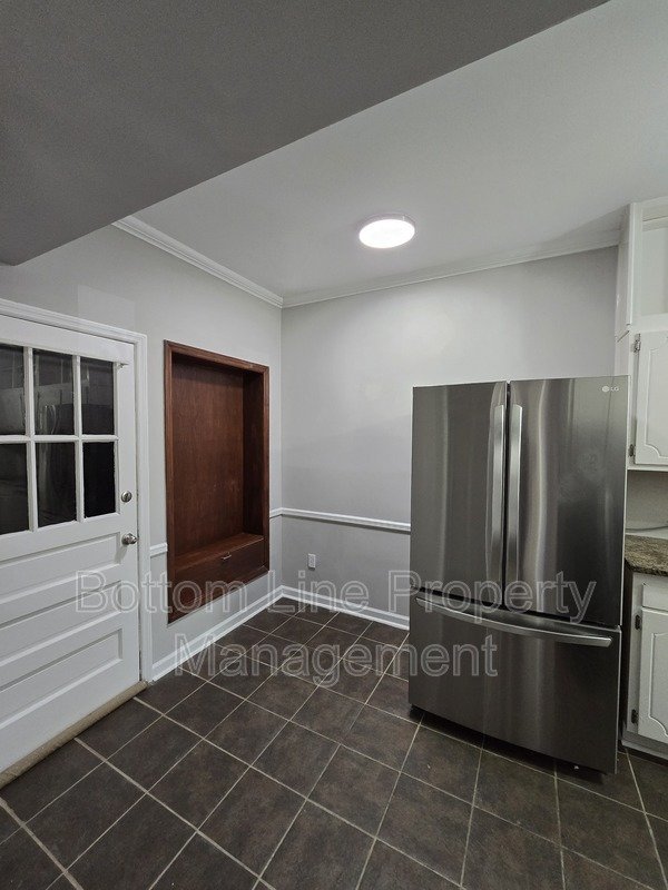 Renovated 2BR Townhome in Quail Hollow – Screened Patio + water and cable Included property image