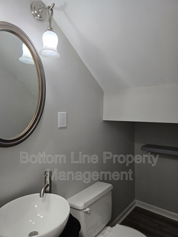 Renovated 2BR Townhome in Quail Hollow – Screened Patio + water and cable Included property image
