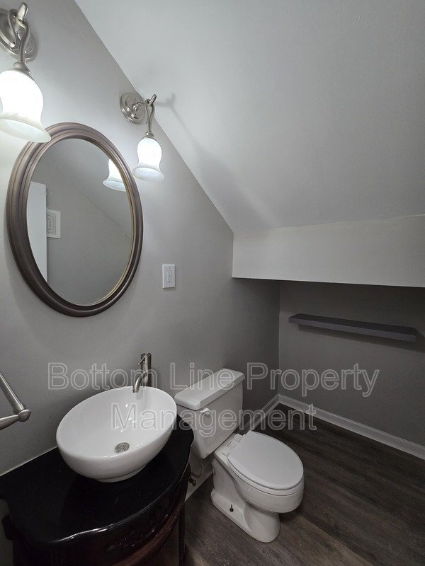 Renovated 2BR Townhome in Quail Hollow – Screened Patio + water and cable Included property image