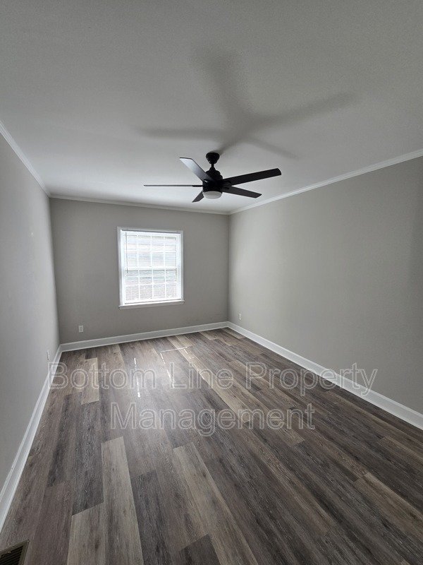 Renovated 2BR Townhome in Quail Hollow – Screened Patio + water and cable Included property image