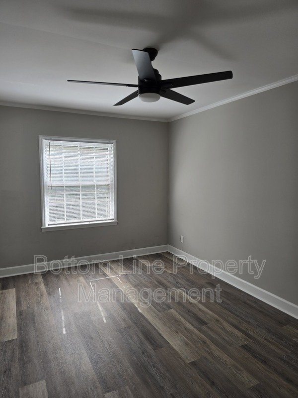 Renovated 2BR Townhome in Quail Hollow – Screened Patio + water and cable Included property image