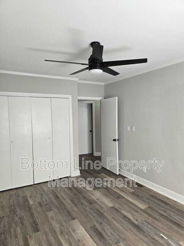 Renovated 2BR Townhome in Quail Hollow – Screened Patio + water and cable Included property image