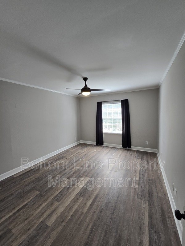 Renovated 2BR Townhome in Quail Hollow – Screened Patio + water and cable Included property image