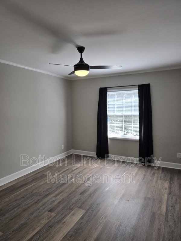 Renovated 2BR Townhome in Quail Hollow – Screened Patio + water and cable Included property image