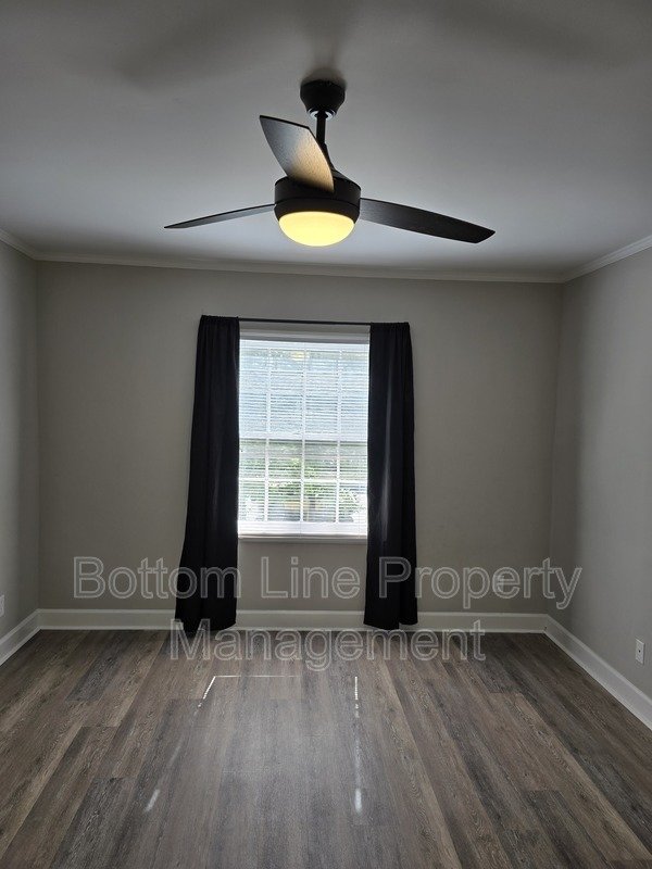 Renovated 2BR Townhome in Quail Hollow – Screened Patio + water and cable Included property image