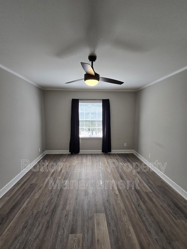 Renovated 2BR Townhome in Quail Hollow – Screened Patio + water and cable Included property image