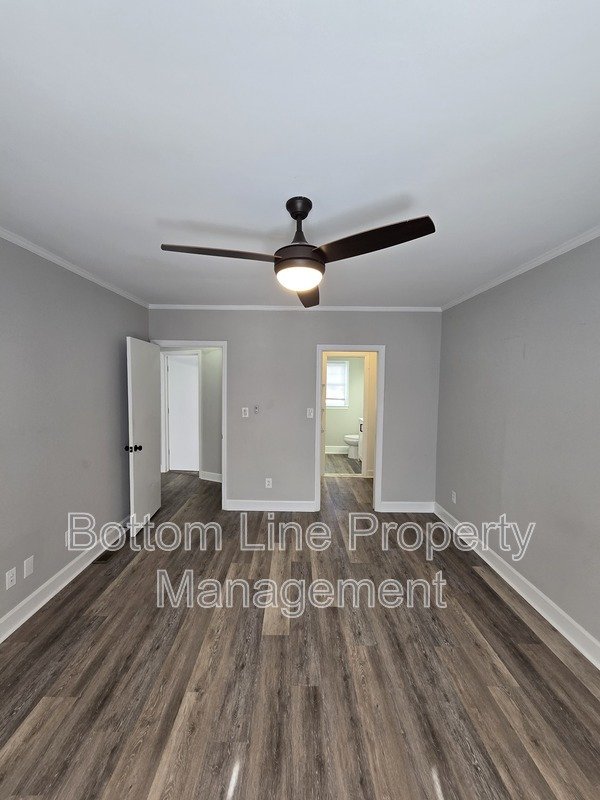 Renovated 2BR Townhome in Quail Hollow – Screened Patio + water and cable Included property image