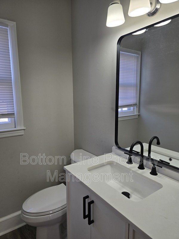 Renovated 2BR Townhome in Quail Hollow – Screened Patio + water and cable Included property image