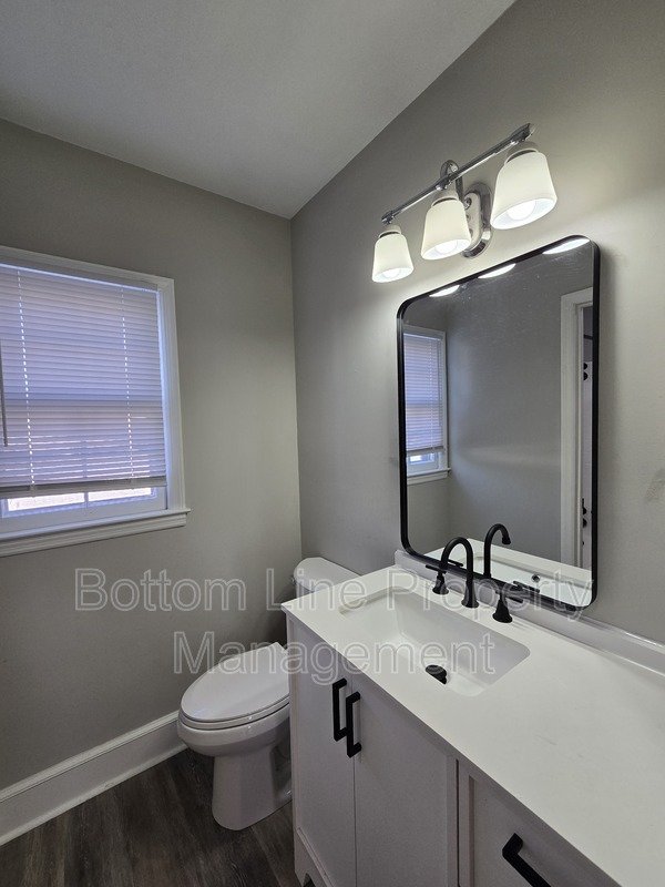 Renovated 2BR Townhome in Quail Hollow – Screened Patio + water and cable Included property image