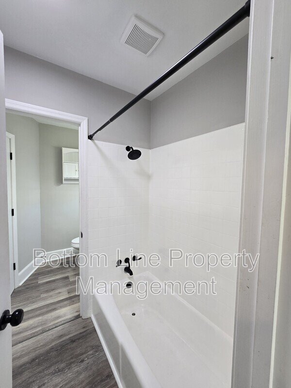 Renovated 2BR Townhome in Quail Hollow – Screened Patio + water and cable Included property image