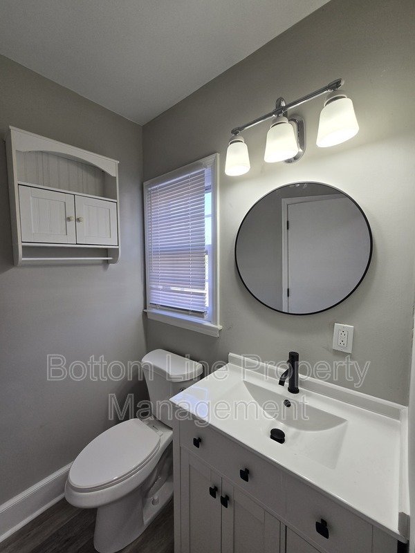 Renovated 2BR Townhome in Quail Hollow – Screened Patio + water and cable Included property image