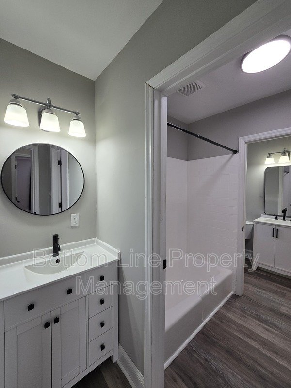 Renovated 2BR Townhome in Quail Hollow – Screened Patio + water and cable Included property image