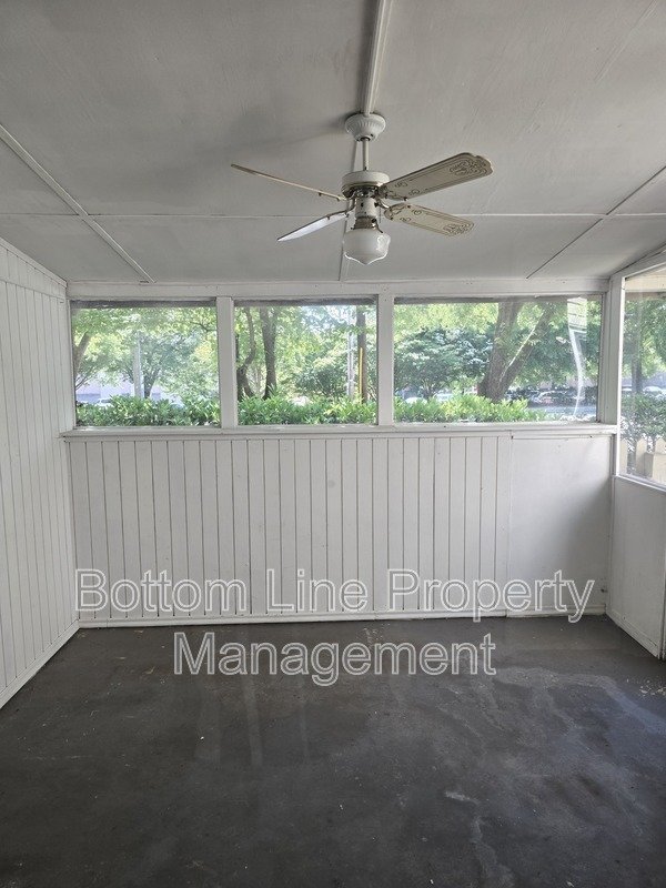 Renovated 2BR Townhome in Quail Hollow – Screened Patio + water and cable Included property image