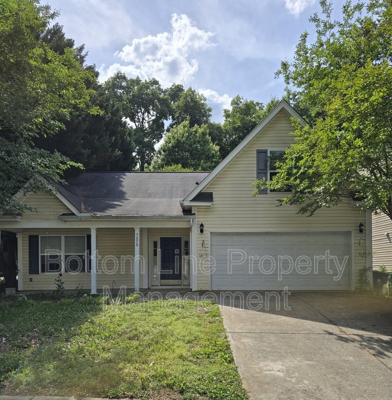Spacious 3BR Home with Bonus Room & 2-Car Garage – Prime Charlotte Location property image