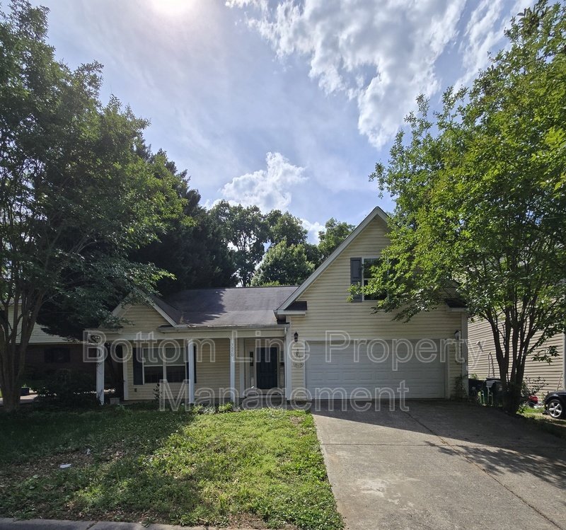 Spacious 3BR Home with Bonus Room & 2-Car Garage – Prime Charlotte Location property image