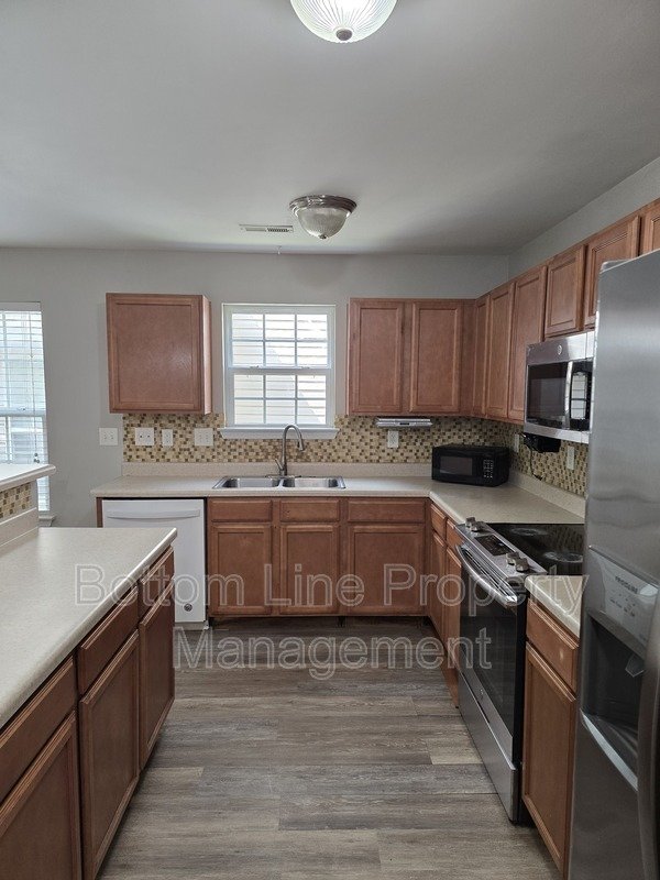 Spacious 3BR Home with Bonus Room & 2-Car Garage – Prime Charlotte Location property image