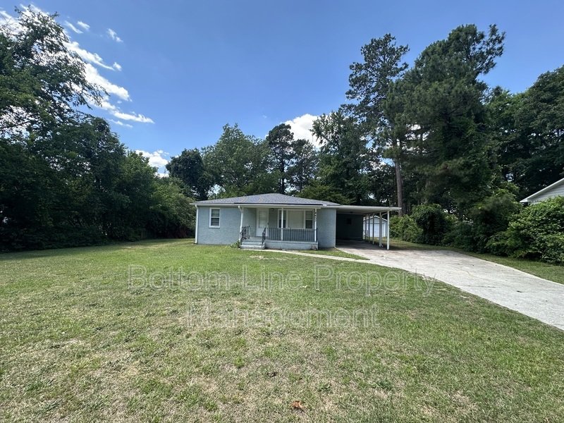 Charming 3BR Home with Sunroom & Detached Garage in Convenient Fayetteville Location property image