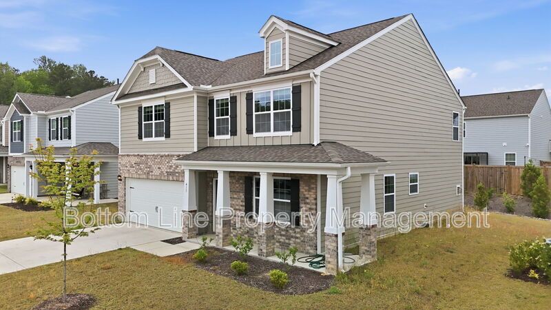 Spacious 4-Bedroom Home with Loft, 2-Car Garage & Modern Finishes property image