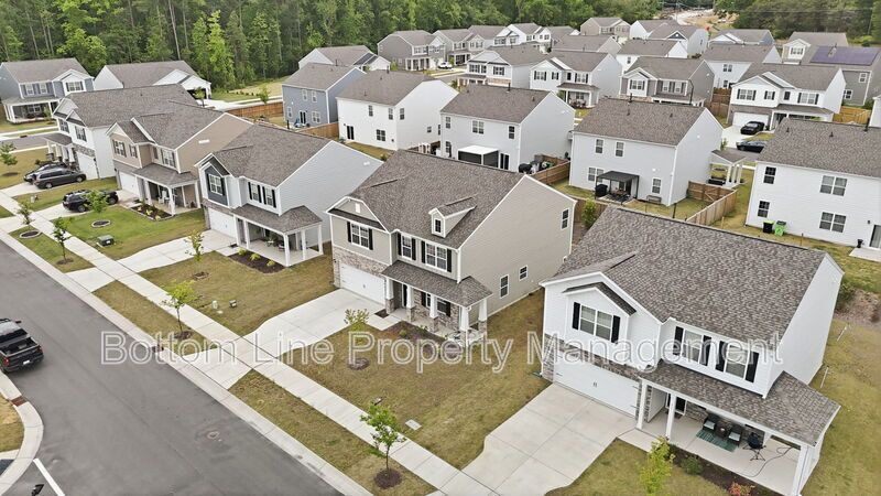 Spacious 4-Bedroom Home with Loft, 2-Car Garage & Modern Finishes property image