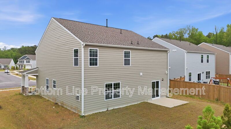 Spacious 4-Bedroom Home with Loft, 2-Car Garage & Modern Finishes property image