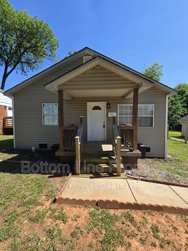 Renovated 2-Bedroom Home with Large Fenced Yard in Charlotte property image