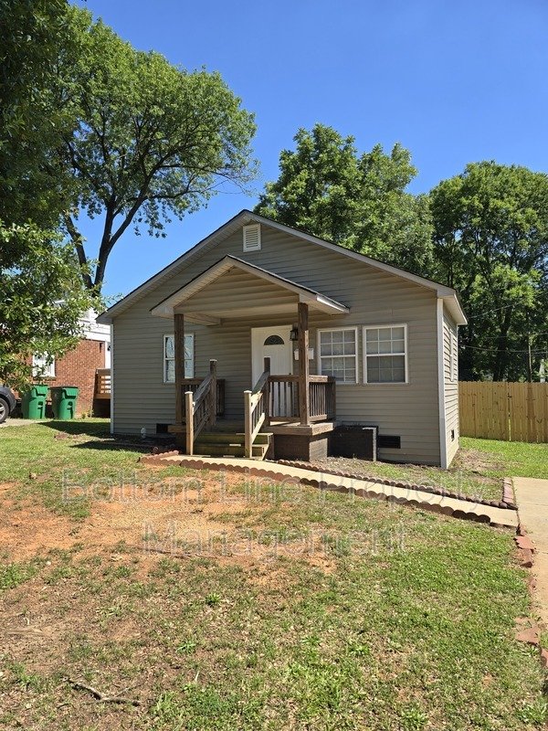Renovated 2-Bedroom Home with Large Fenced Yard in Charlotte property image