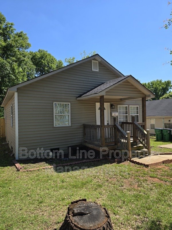 Renovated 2-Bedroom Home with Large Fenced Yard in Charlotte property image