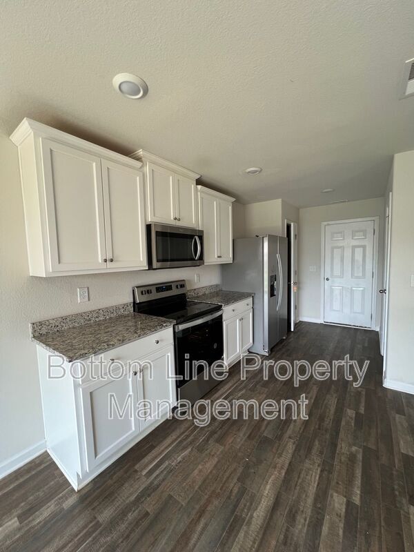 Beautiful 3BR/2.5BA Home in Zebulon with 2-Car Garage & Granite Counters property image