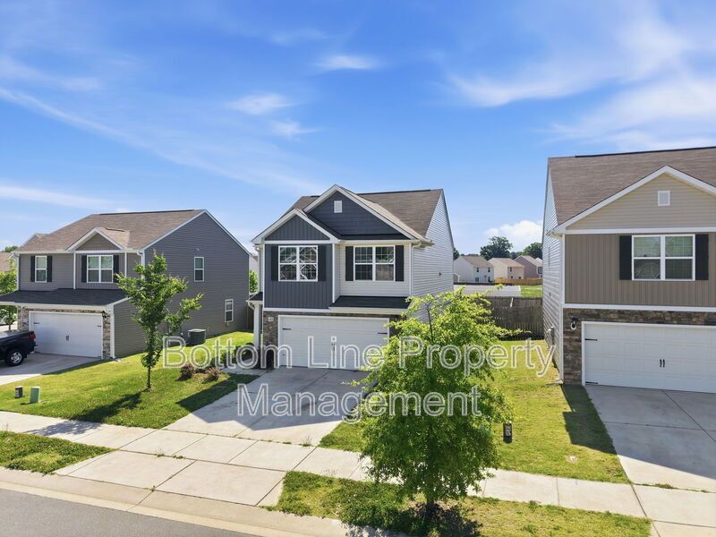 Beautiful 3BR/2.5BA Home in Zebulon with 2-Car Garage & Granite Counters property image