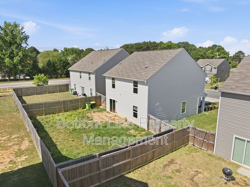 Beautiful 3BR/2.5BA Home in Zebulon with 2-Car Garage & Granite Counters property image