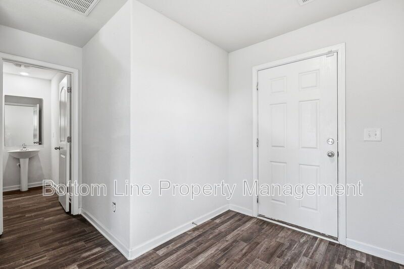 Beautiful 3BR/2.5BA Home in Zebulon with 2-Car Garage & Granite Counters property image