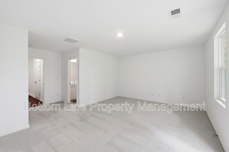 Beautiful 3BR/3BA Townhome with 1,858 Sq Ft – Near RTP, RDU & Brier Creek! property image