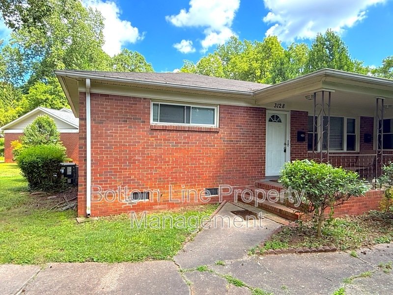 2BR / 1BA Duplex in a PRIME location! property image