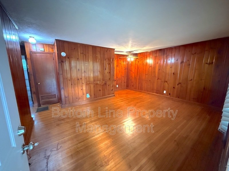2BR / 1BA Duplex in a PRIME location! property image