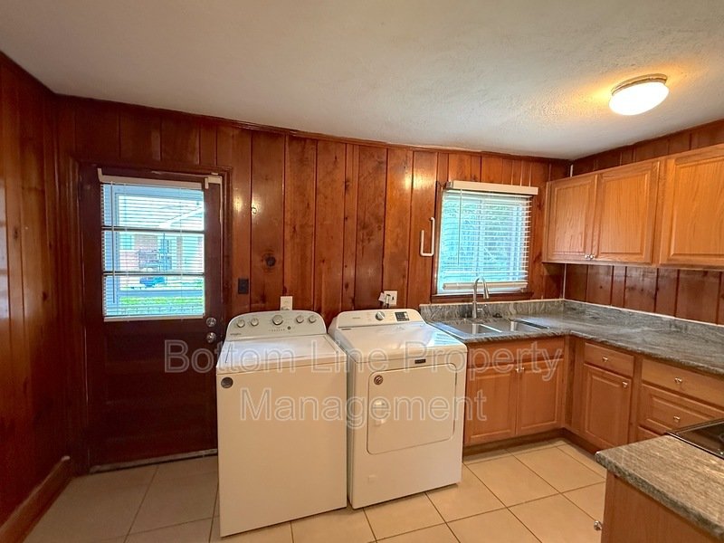 2BR / 1BA Duplex in a PRIME location! property image