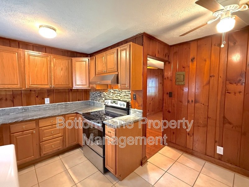 2BR / 1BA Duplex in a PRIME location! property image