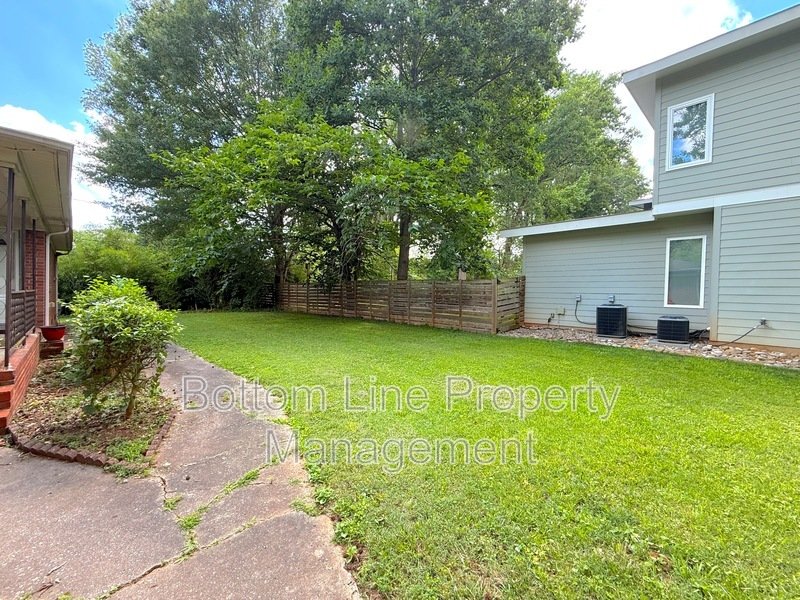 2BR / 1BA Duplex in a PRIME location! property image