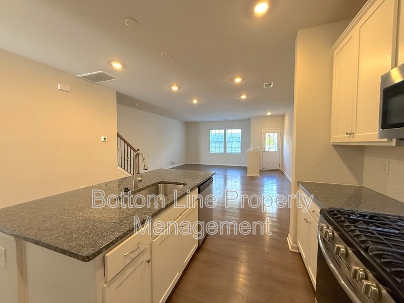 Beautiful 3 Bedroom 2.5 Bathroom Town House For Rent property image