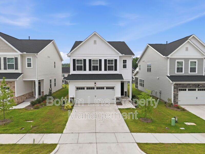 ✨ End-Unit Townhome with Designer Finishes, Screened Porch & Garage in Prime Durham Location property image