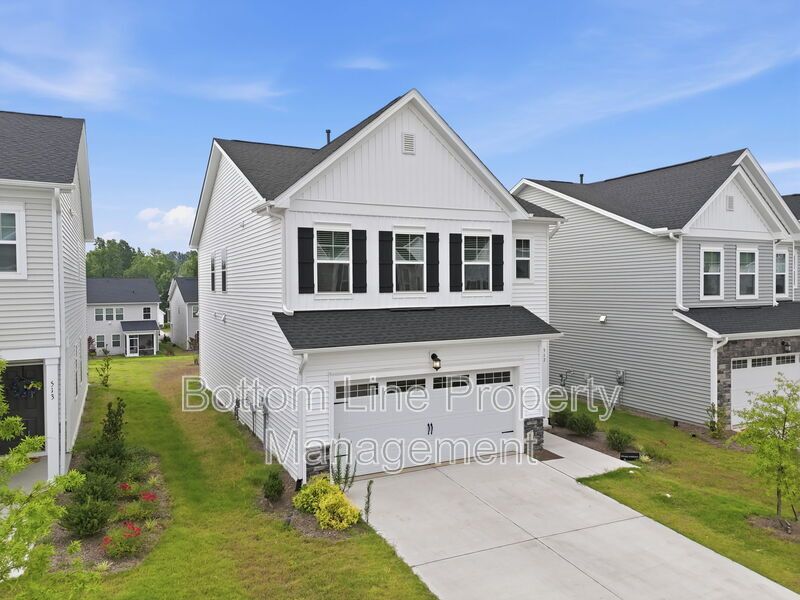 ✨ End-Unit Townhome with Designer Finishes, Screened Porch & Garage in Prime Durham Location property image