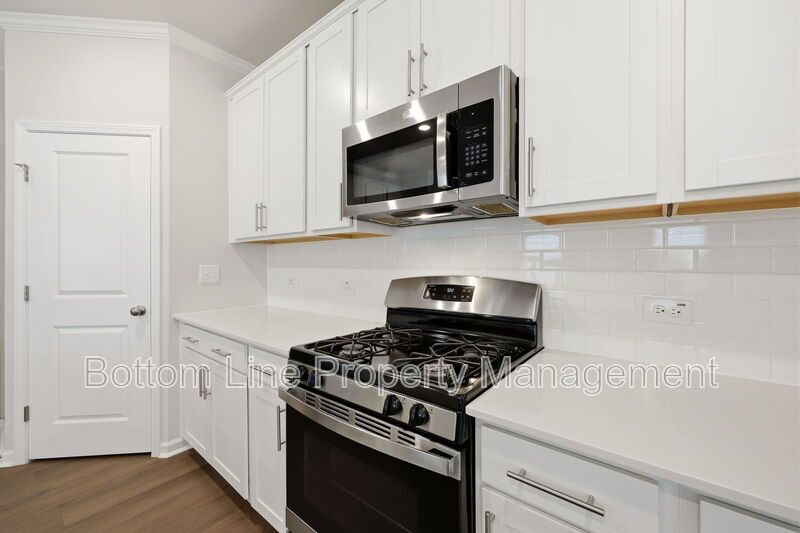 ✨ End-Unit Townhome with Designer Finishes, Screened Porch & Garage in Prime Durham Location property image
