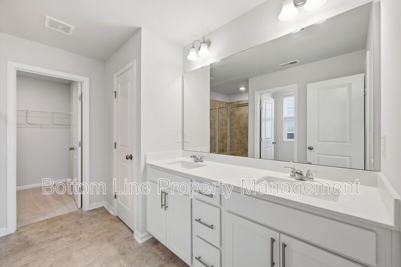 ✨ End-Unit Townhome with Designer Finishes, Screened Porch & Garage in Prime Durham Location property image
