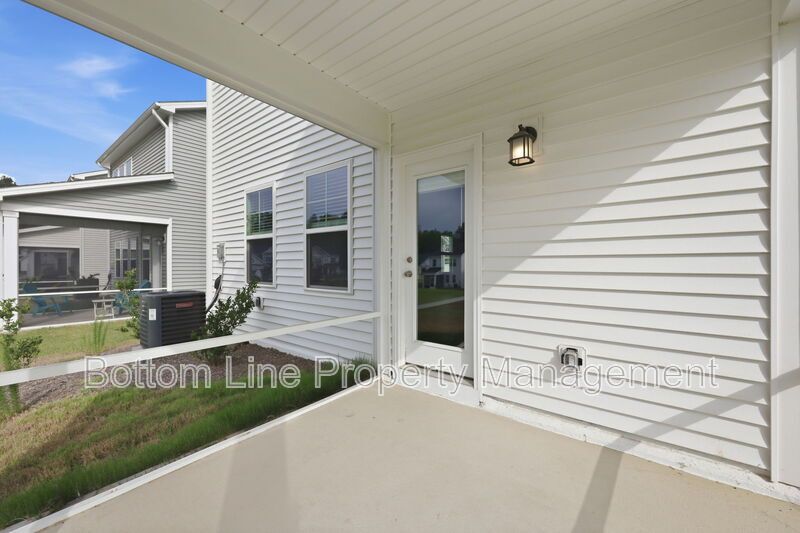 ✨ End-Unit Townhome with Designer Finishes, Screened Porch & Garage in Prime Durham Location property image
