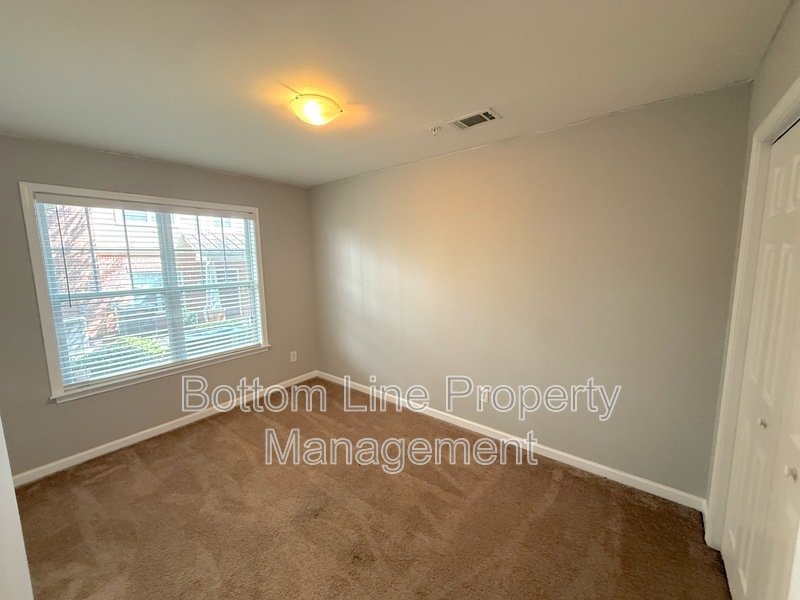 🏡 Spacious 3-Bedroom Townhome in Charlotte’s Elizabeth Neighborhood property image